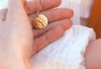 Les bijoux de baptême : L'importance des médailles dans une tradition séculaire