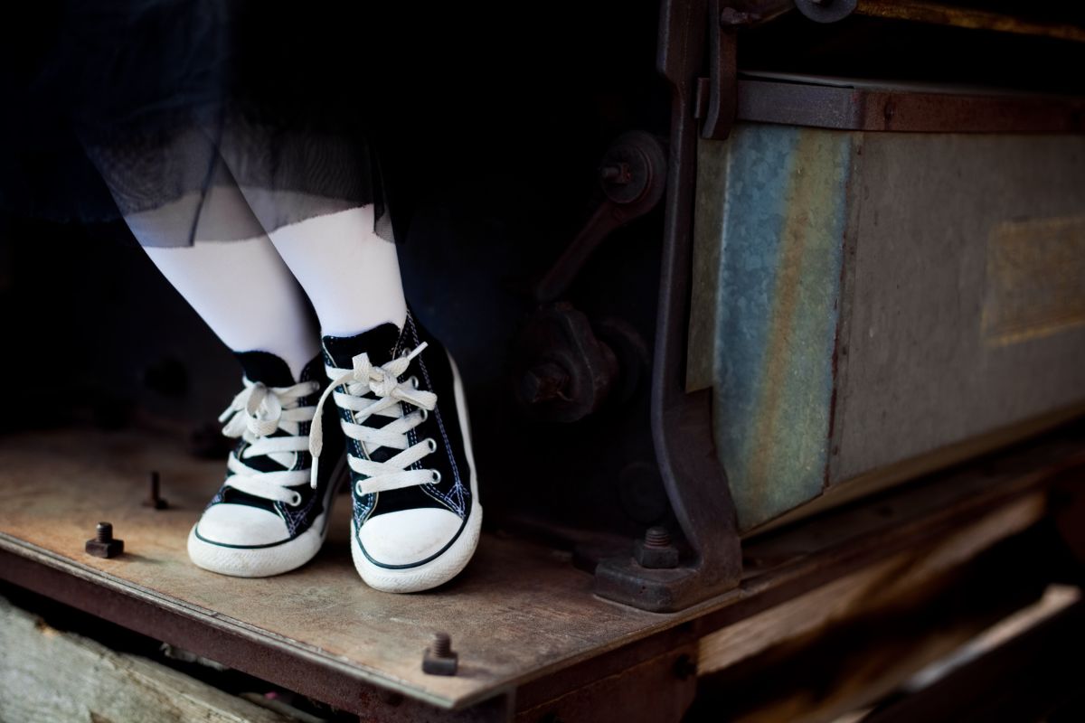 Petite fille avec basket Converse aux pieds