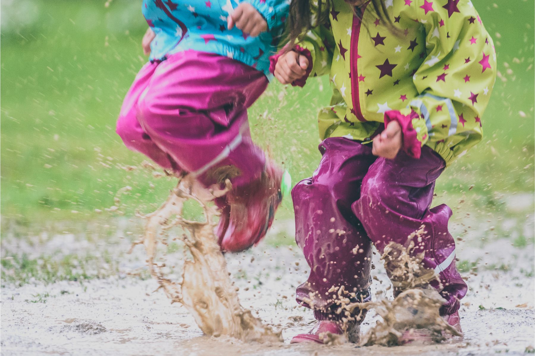 enfants qui sautent dans une flaque d'eau