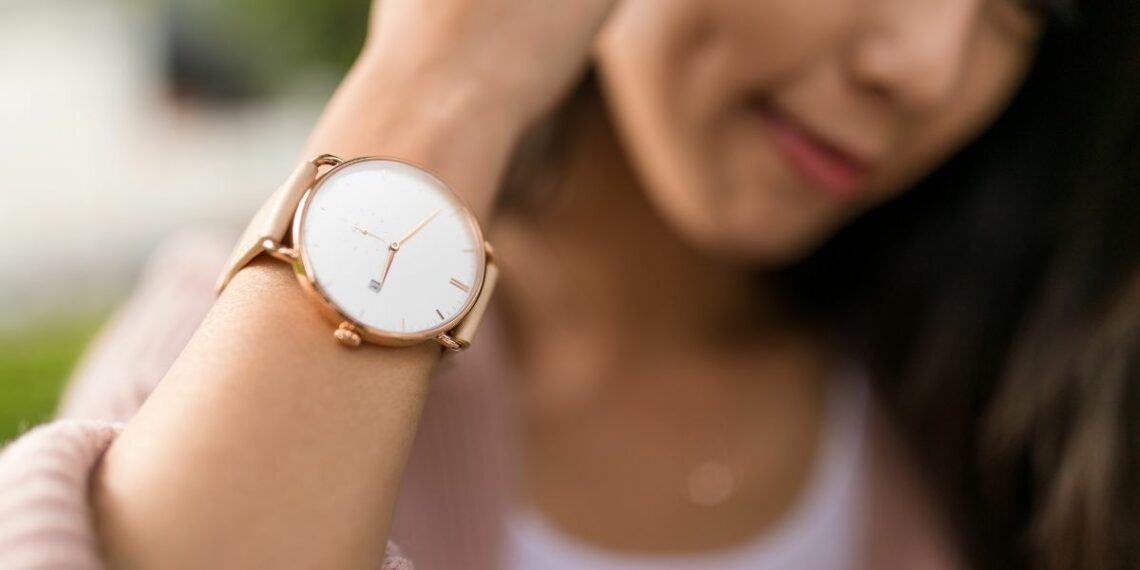 Une femme met en avant sa montre.