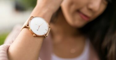 Une femme met en avant sa montre.