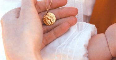 Les bijoux de baptême : L'importance des médailles dans une tradition séculaire