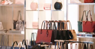 Comment trouver un revendeur de sacs à mains pour sa boutique en ligne : guide pratique